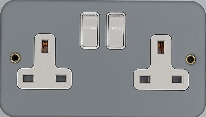 MS132DPS Niglon Metal Clad 2g DP Switched socket